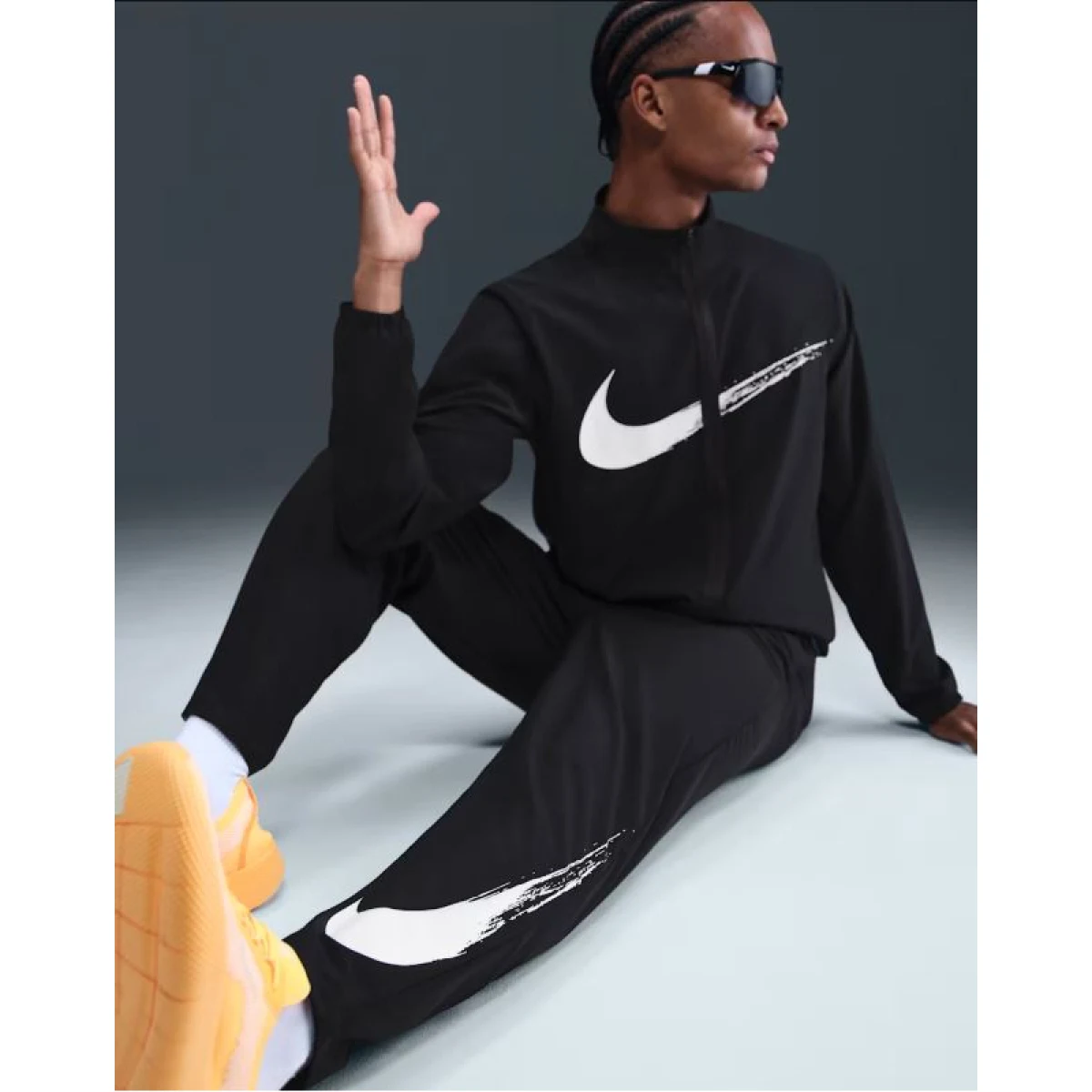 Pánske tepláky NIKE M NK DF FORM PANT ALT GFX BLACK WHITE · záber 5