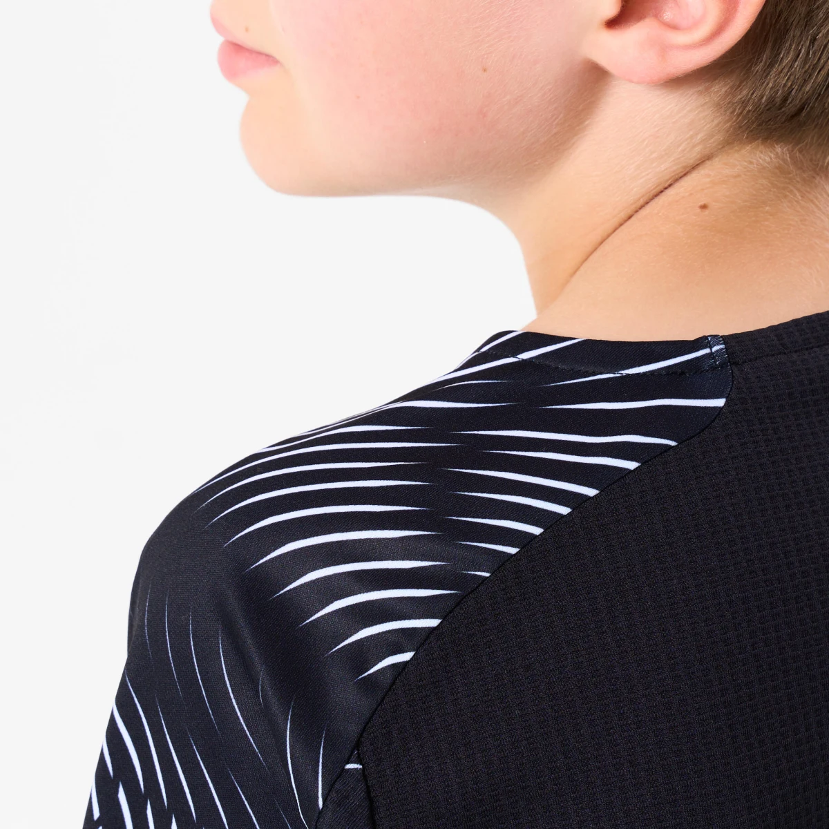KIPSTA Detský futbalový dres Wavy Club čierno-biely 8-9 r (131-140 cm) · záber 2