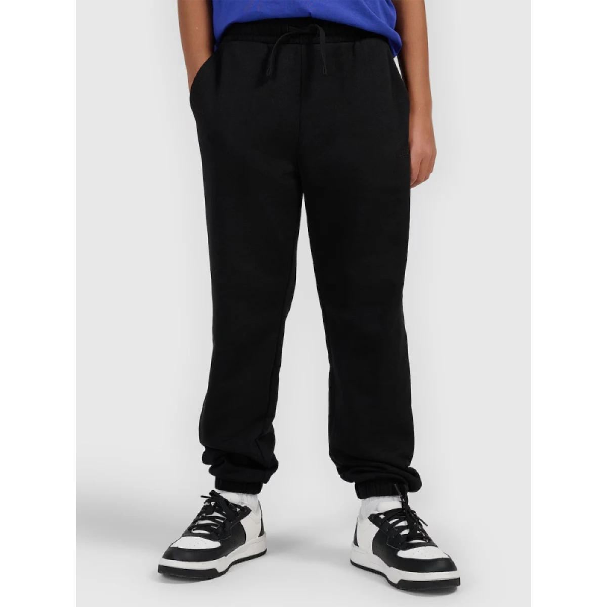 Chlapčenské tepláky 4F JUNIOR TROUSERS CAS M1188-20S-DEEP BLACK · záber 2