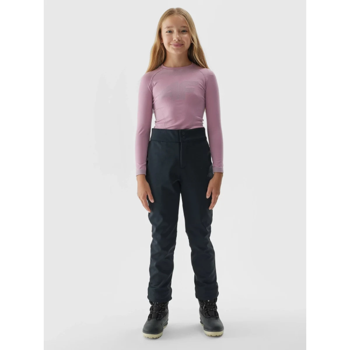 Dívčí lyžařské softshellové kalhoty 4F JUNIOR TROUSERS FNK-JAW23TFTRF355-21S-BLACK · záber 2