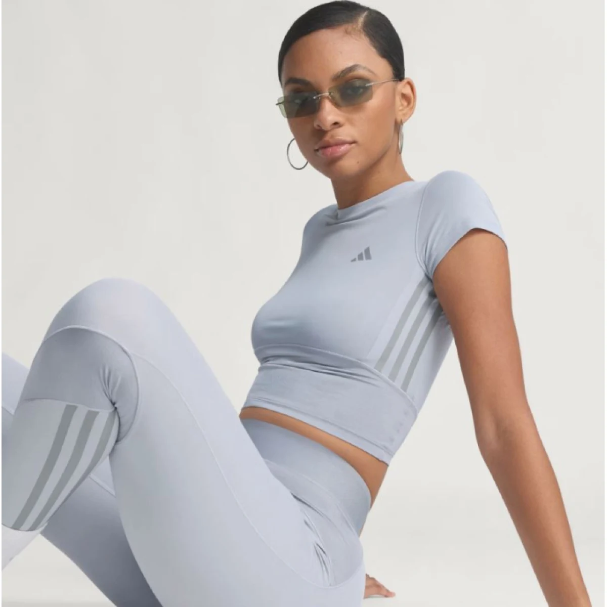 Dámske tréningové tričko s krátkym rukávom ADIDAS HYG SHN BABY T HALSIL GREY · záber 3