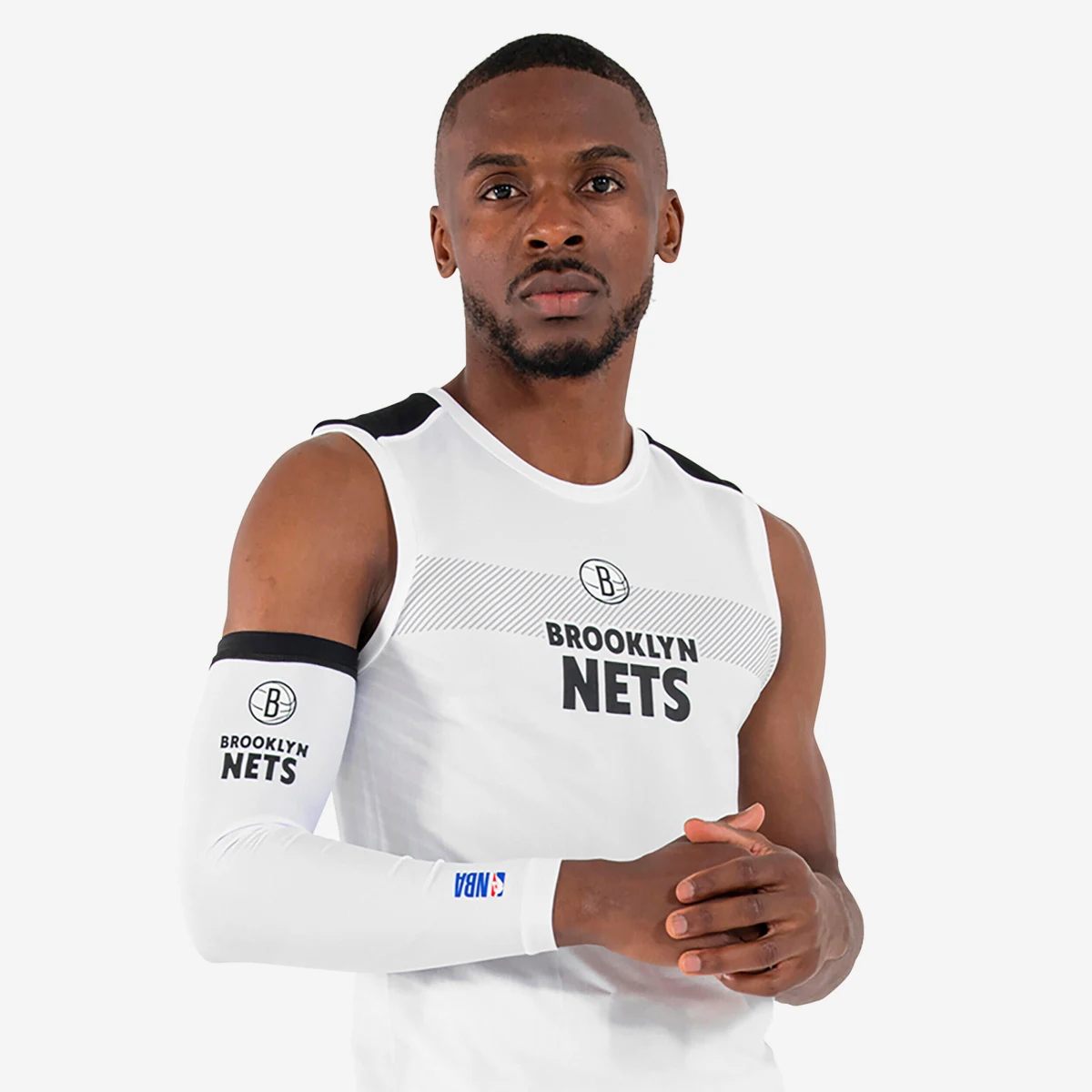TARMAK Chránič lakťa na basketbal E500 NBA Nets biely 3 · záber 1