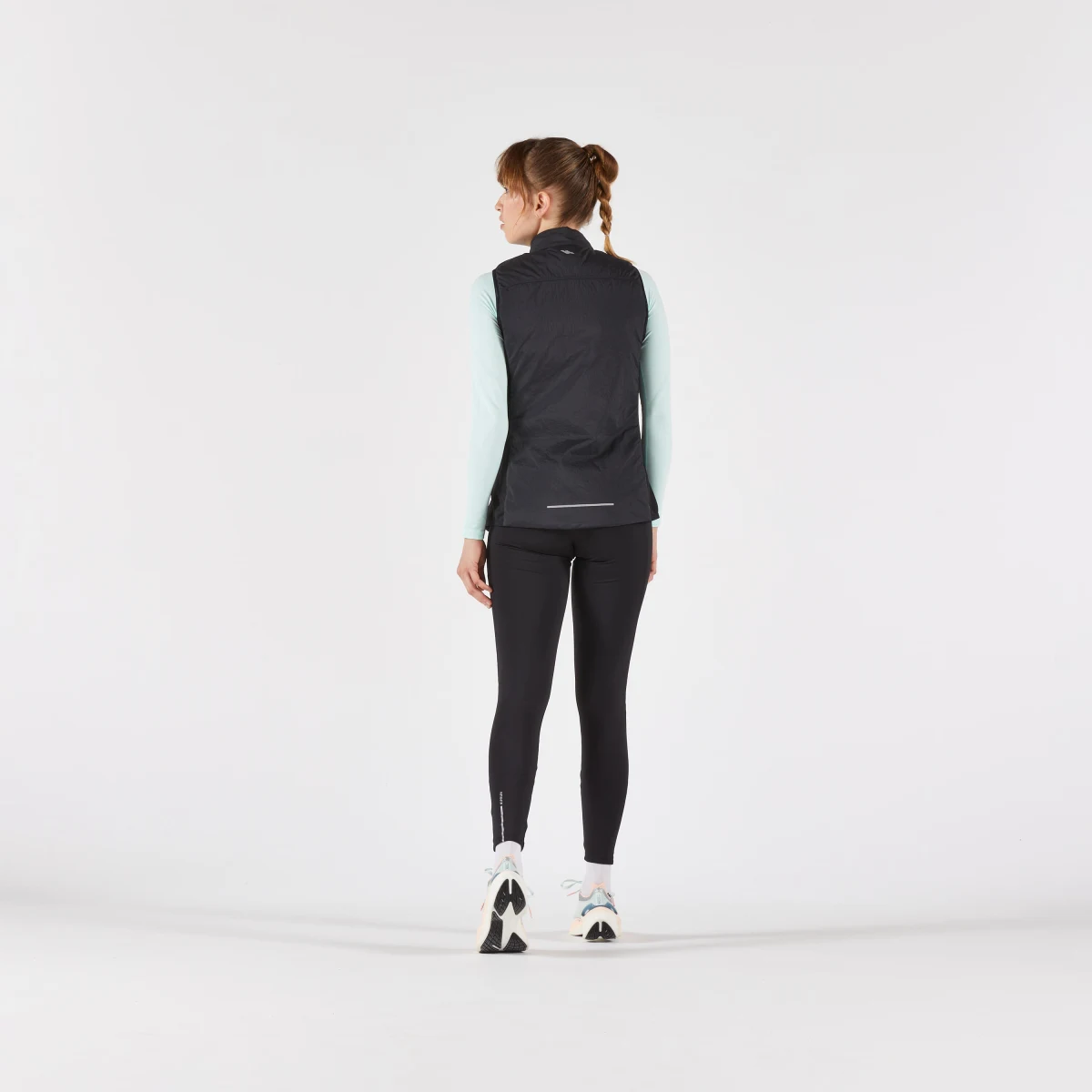 KIPRUN Dámska bežecká vesta SM 500 Run Warm hrejivá čierna M · záber 2