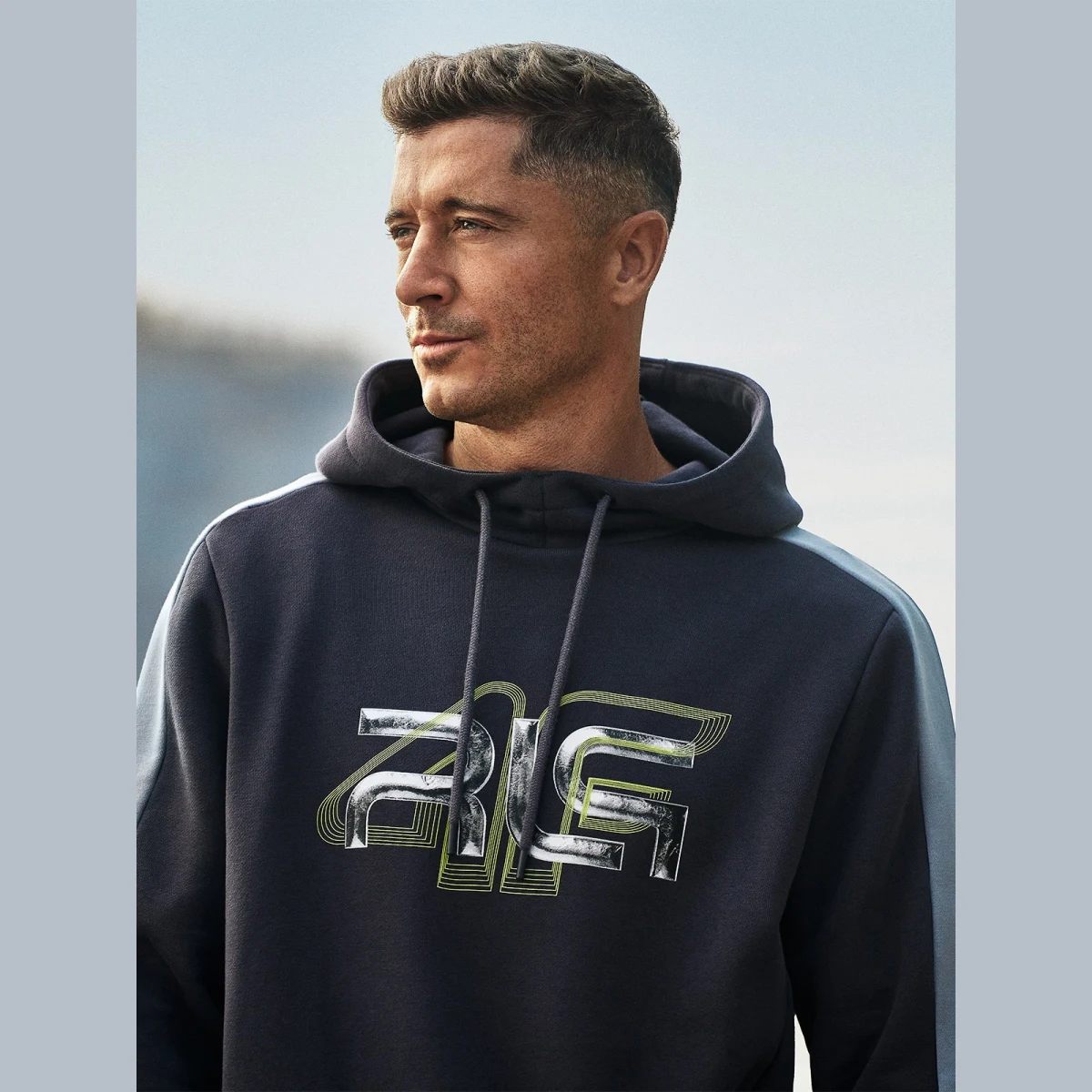 Tepláková mikina bez zipu s kapucí pánská 4F x Robert Lewandowski - šedá · záber 1