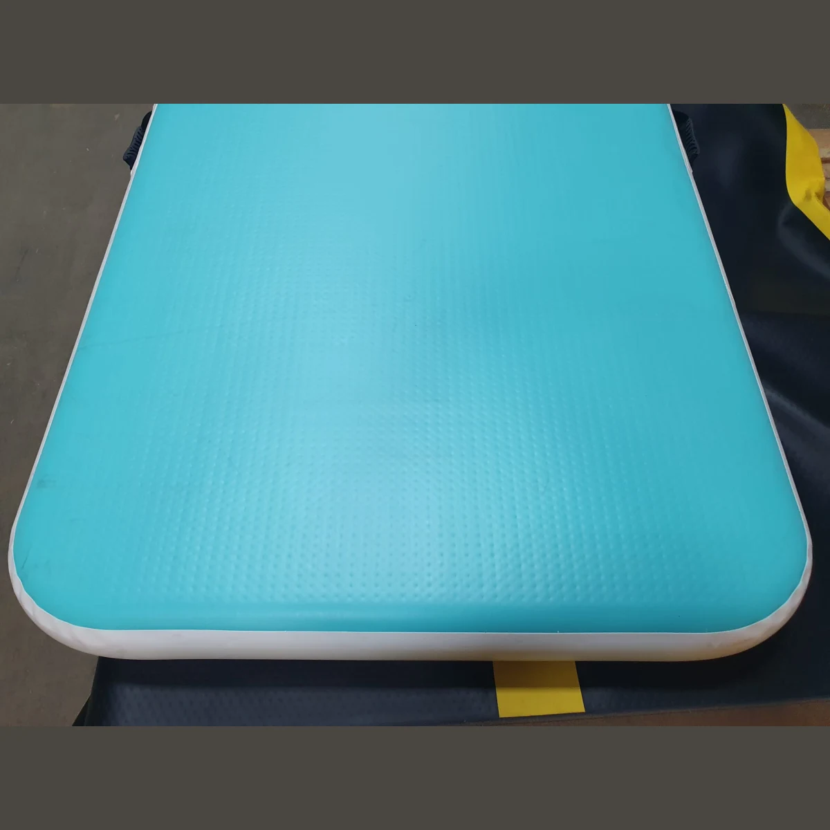 Airtrack MASTER nafukovací žíněnka 400 x 100 x 10 cm - modrozelená - bílá - 2. jakost · záber 2