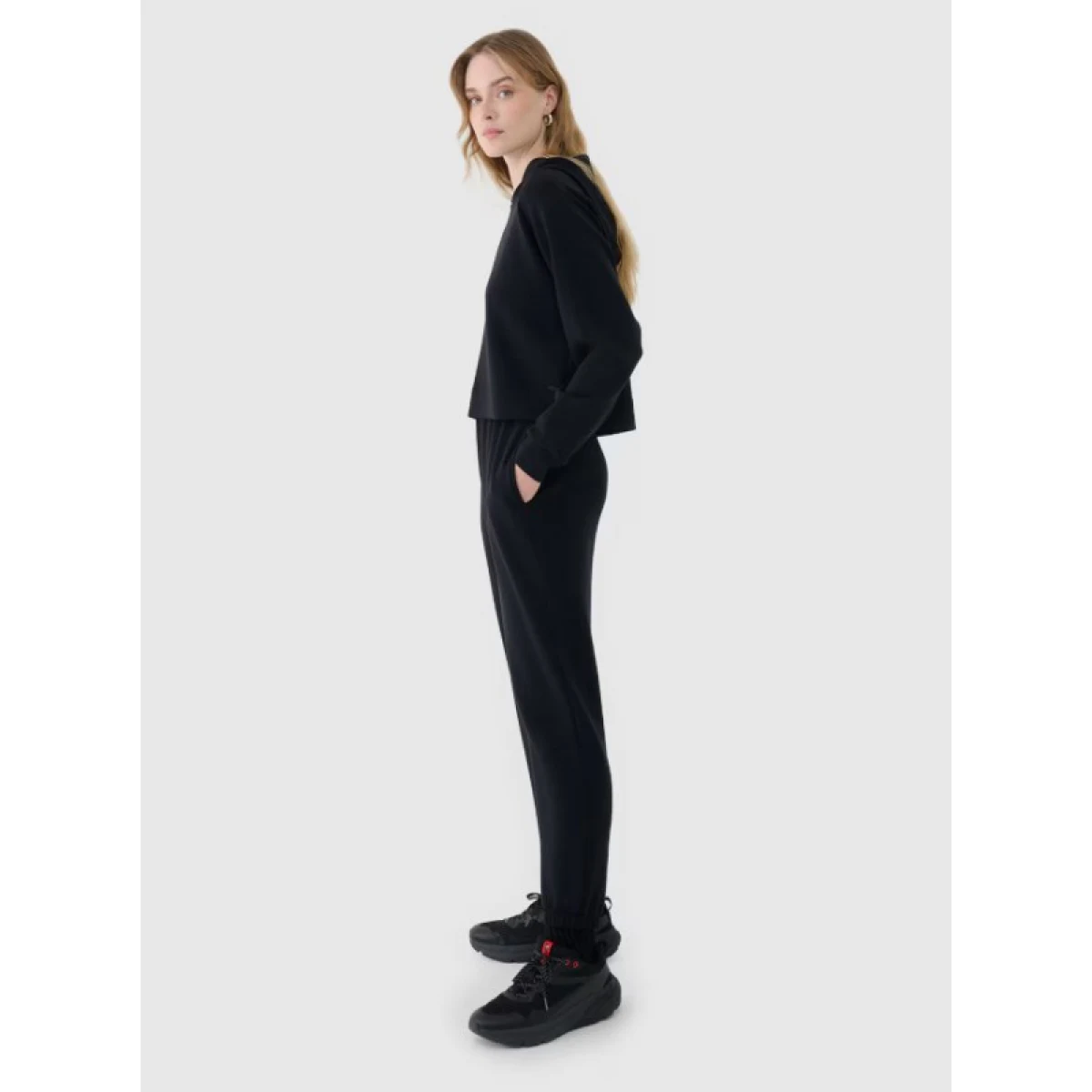 Dámské tepláky 4F TROUSERS CAS F1010-20S-DEEP BLACK · záber 4