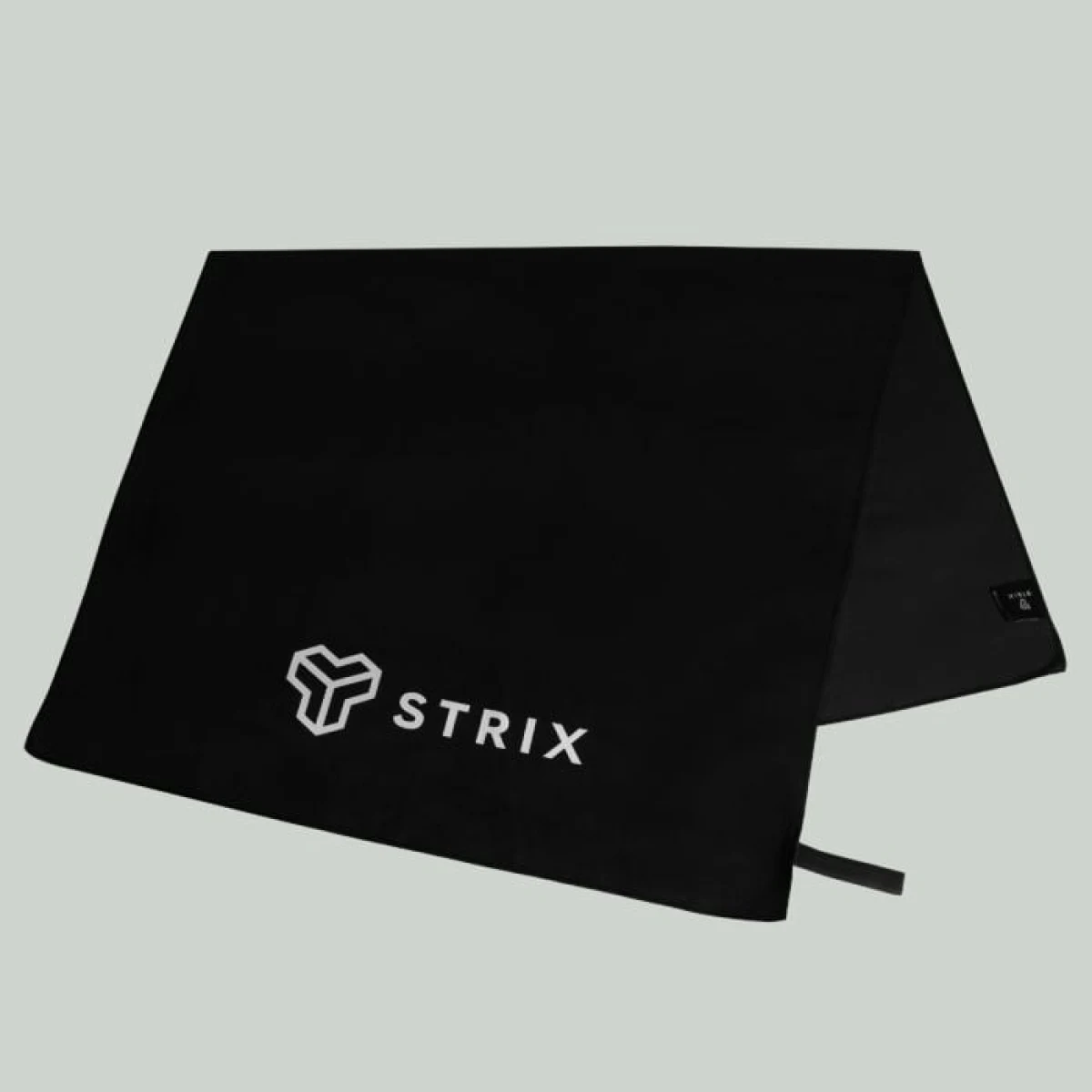 Спортна кърпа Essential Medium Black - STRIX · záber 1