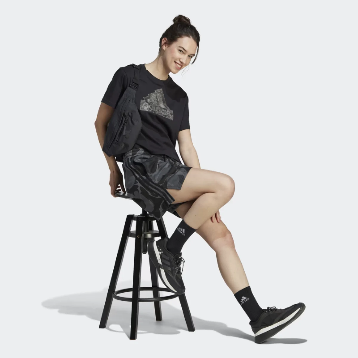 Dámské tričko s krátkým rukávem ADIDAS W ICONS TEE CRO-IM4255-black · záber 4