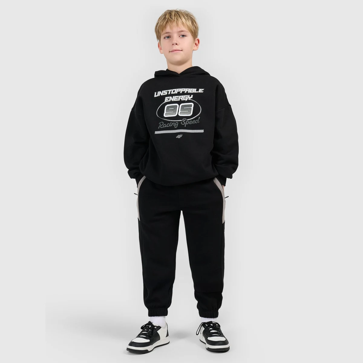 Chlapecké tepláky joggery - černé · záber 1