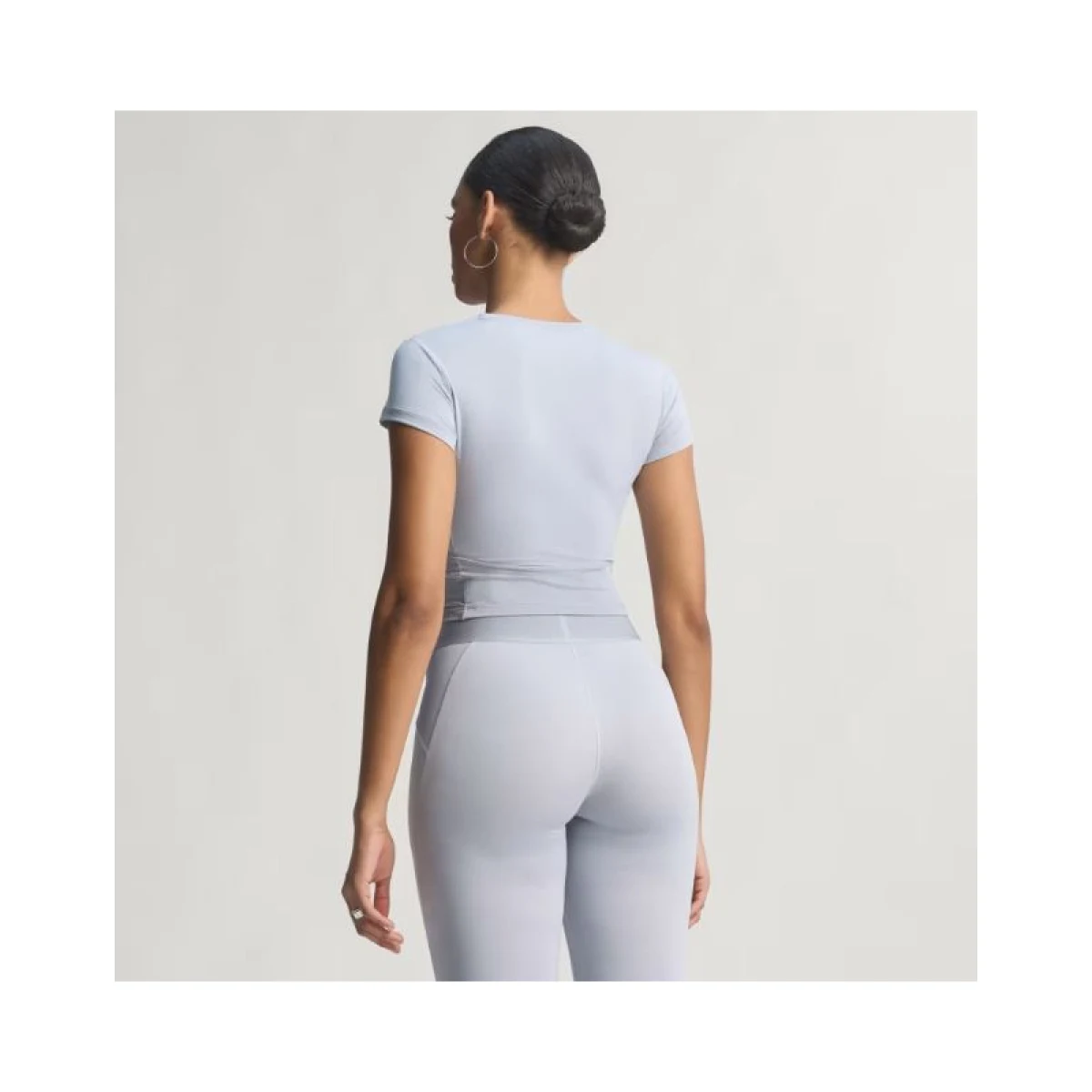 Dámske tréningové tričko s krátkym rukávom ADIDAS HYG SHN BABY T HALSIL GREY · záber 4