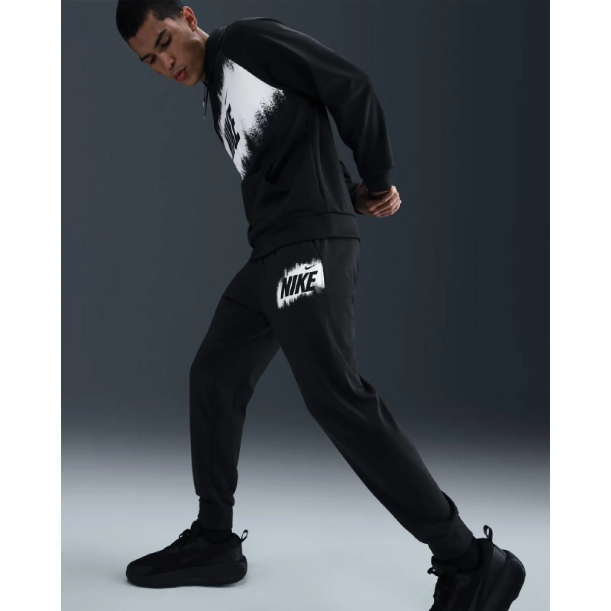 Pánske tepláky NIKE M NK TF FLEECE JOGGER GFX BLACK · záber 3