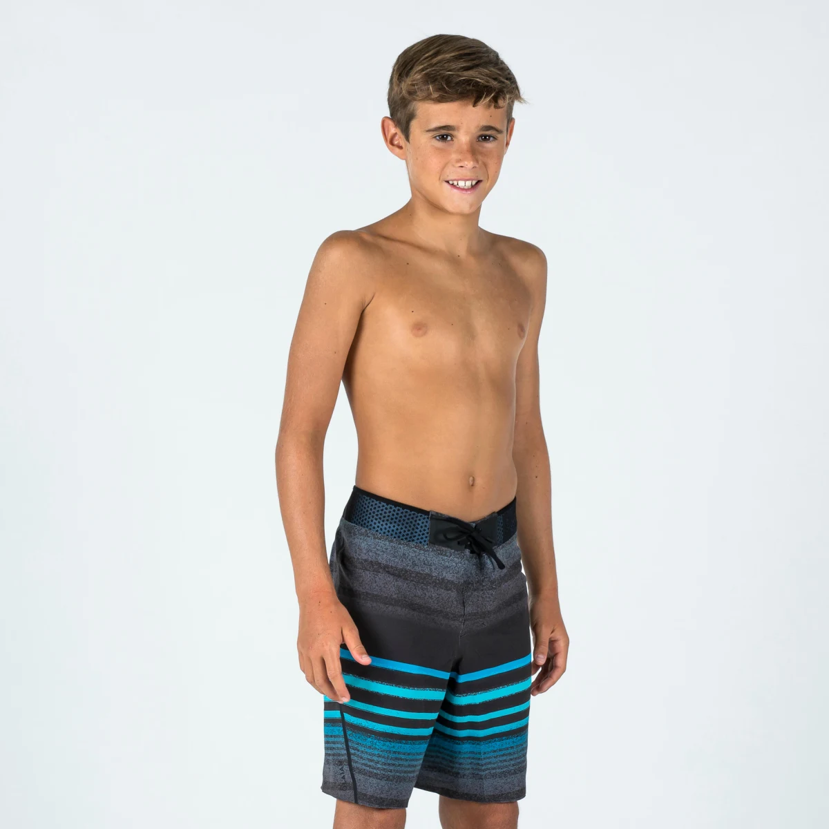DECATHLON Chlapčenské šortkové plavky 900 pruhované čierno-modré 8-9 r (131-140 cm) · záber 1