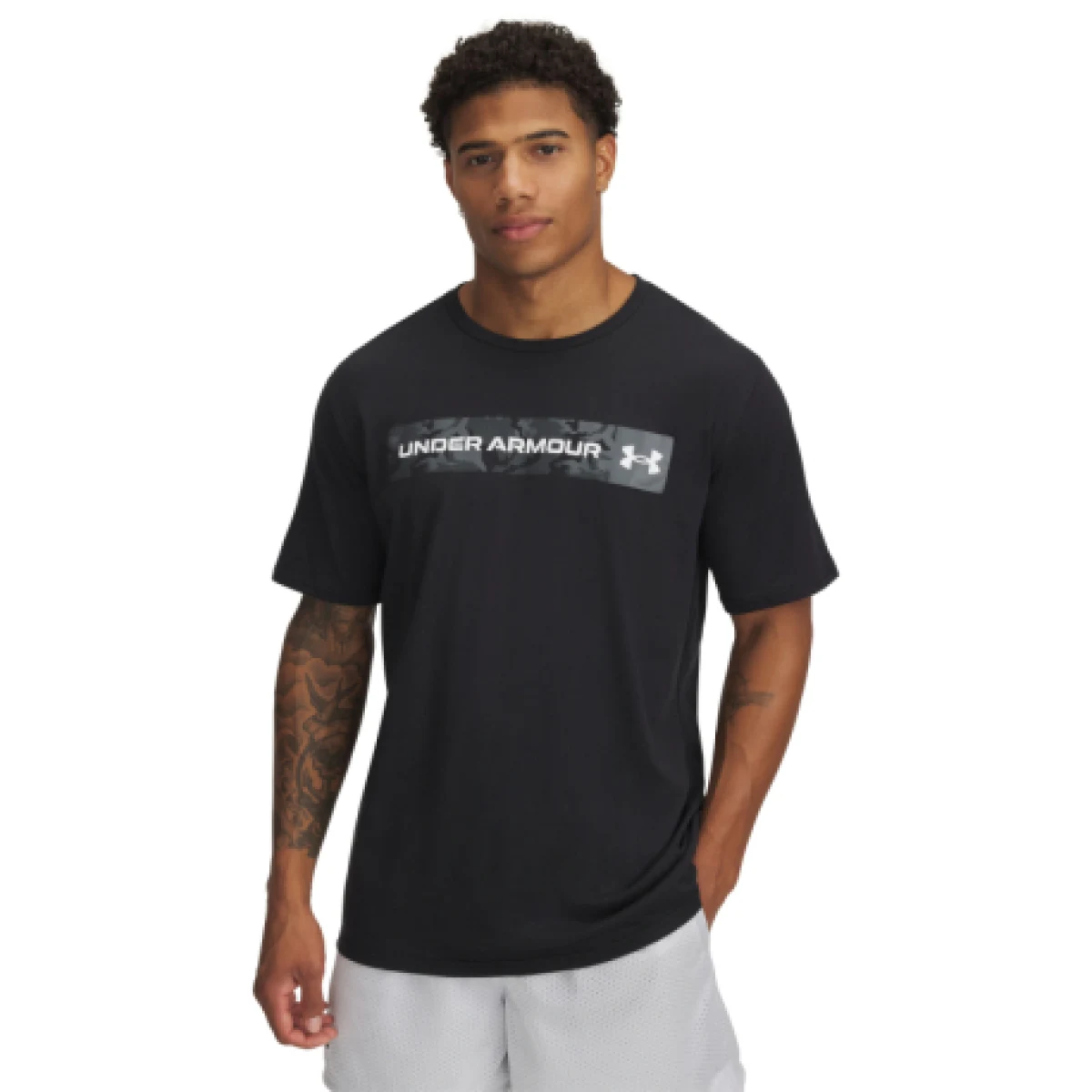 Pánské tričko s krátkým rukávem UNDER ARMOUR UA CAMO CHEST STRIPE SS-BLK · záber 1