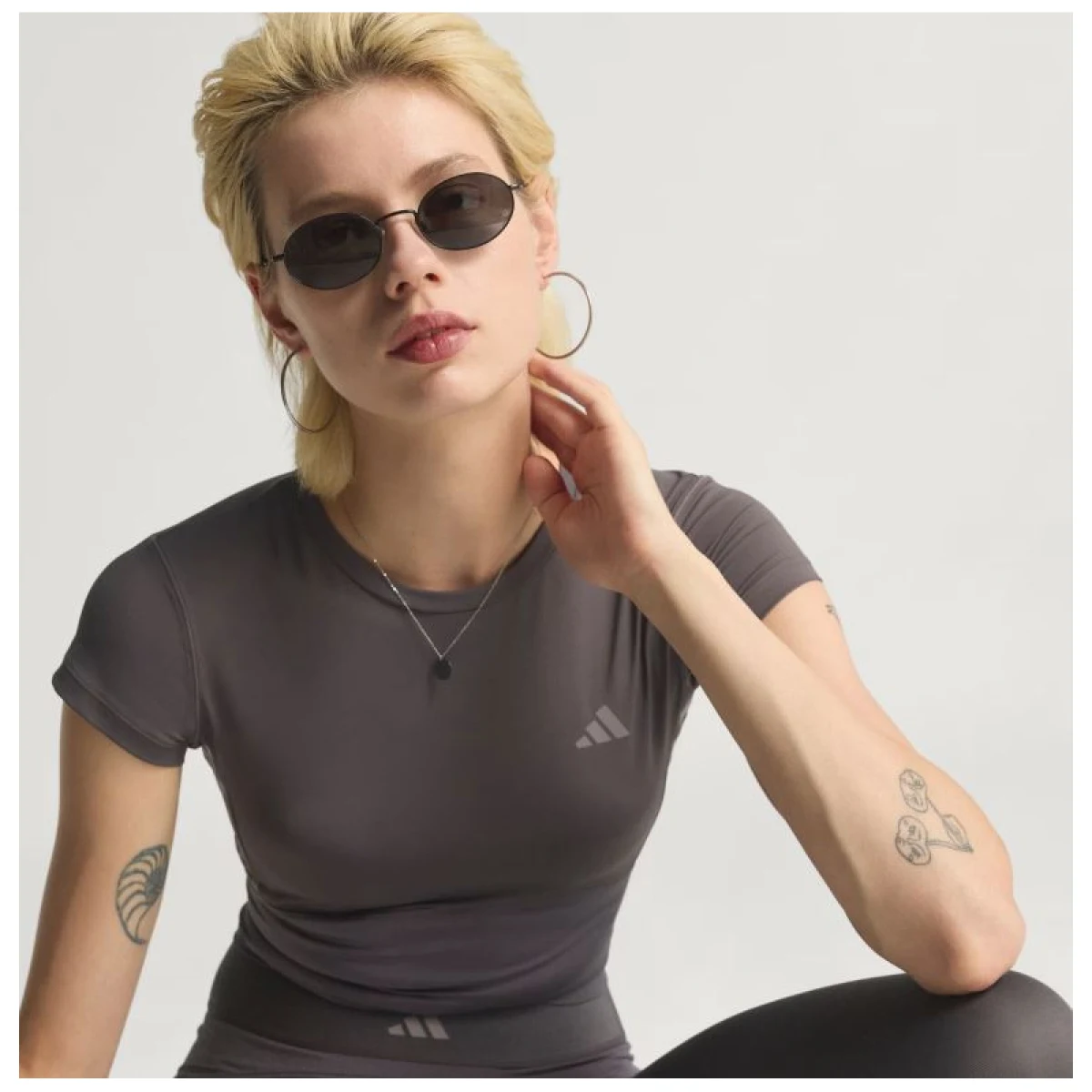 Dámské tréninkové tričko s krátkým rukávem ADIDAS HYG SHN BABY T GRESTR TAUOXI GREY STRATA TAUPE OXIDE · záber 3