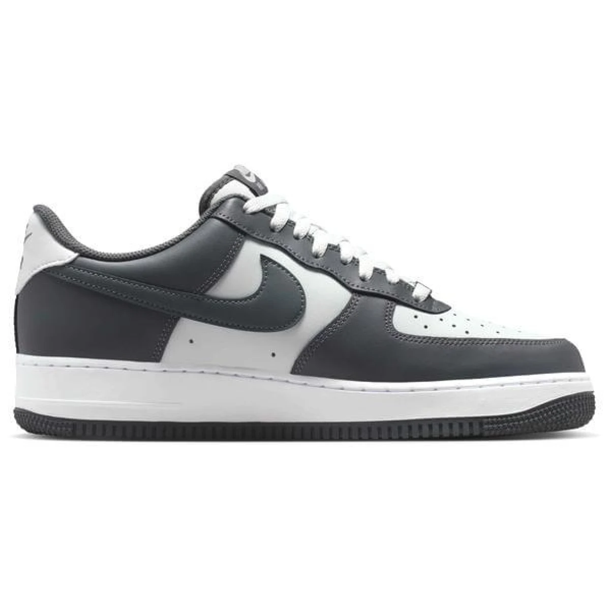 Nike Air Force 1 '07 - 42 · záber 9