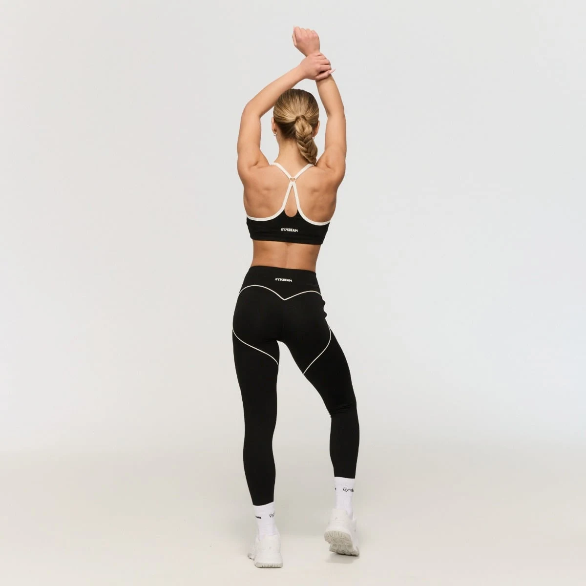 GymBeam Športni nedrček Varsity Black - Velikost: XS | Barva: čierna | Teža: 0,076 g | Pakiranje: 130 · záber 5