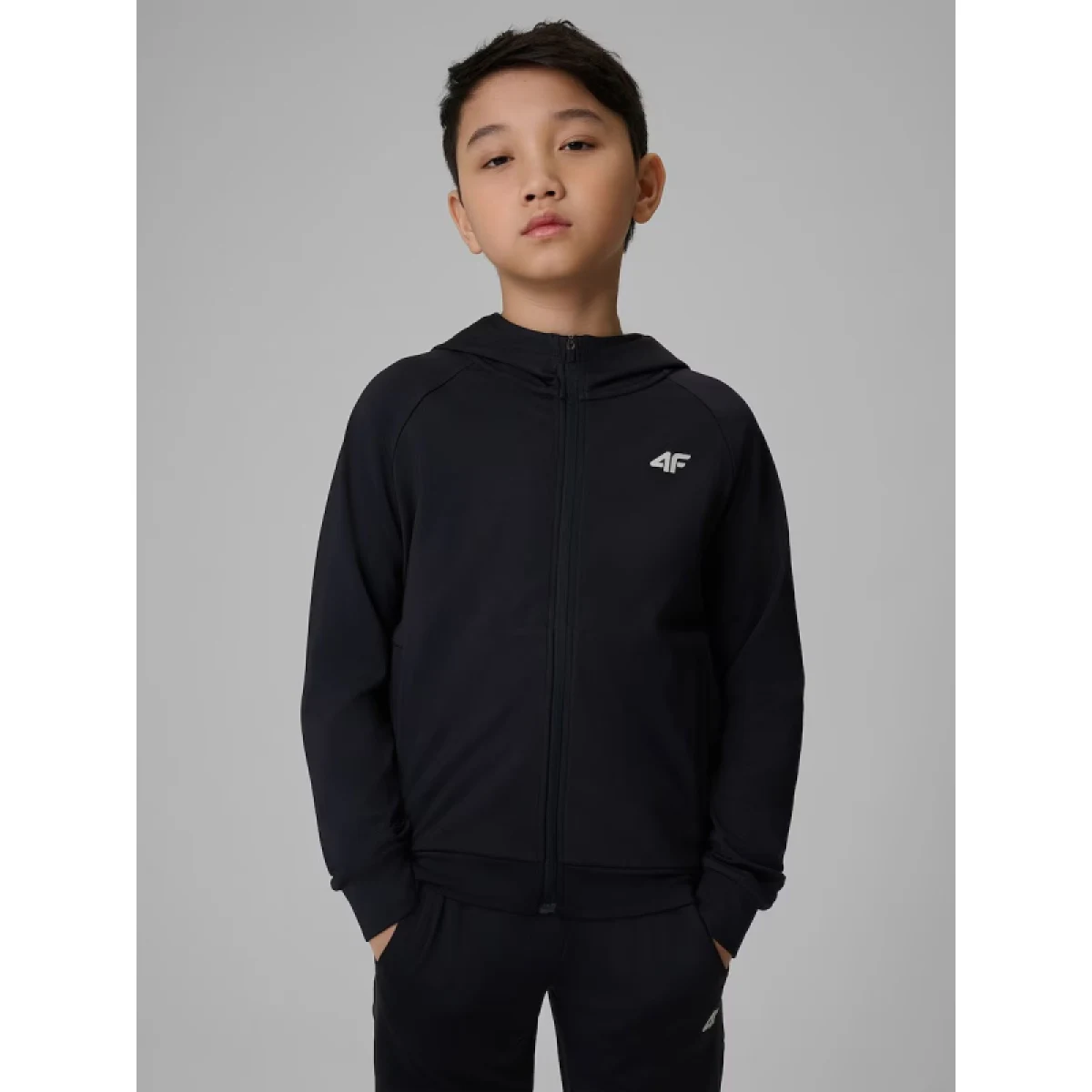 Chlapčenská tréningová mikina so zipsom 4F JUNIOR SWEATSHIRT FNK M690-20S-DEEP BLACK · záber 2