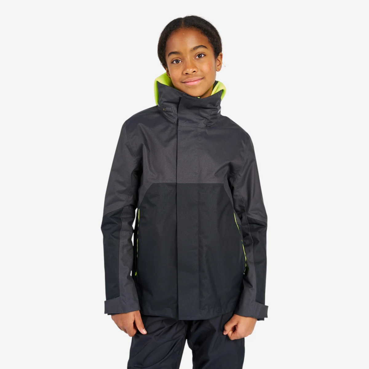 DECATHLON Detská nepremokavá vetruvzdorná bunda Sailing 300 tmavosivá 7-8 r (123-130 cm) · záber 1