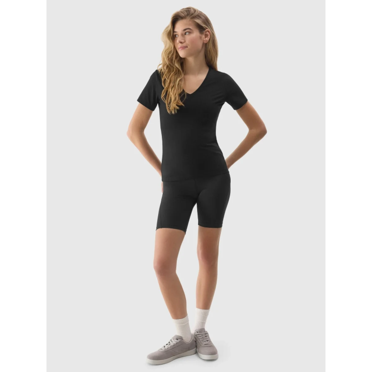 Dámské tričko s krátkým rukávem a v-výstřihem 4F TSHIRT-WSS24TTSHF1359-20S-DEEP BLACK · záber 4