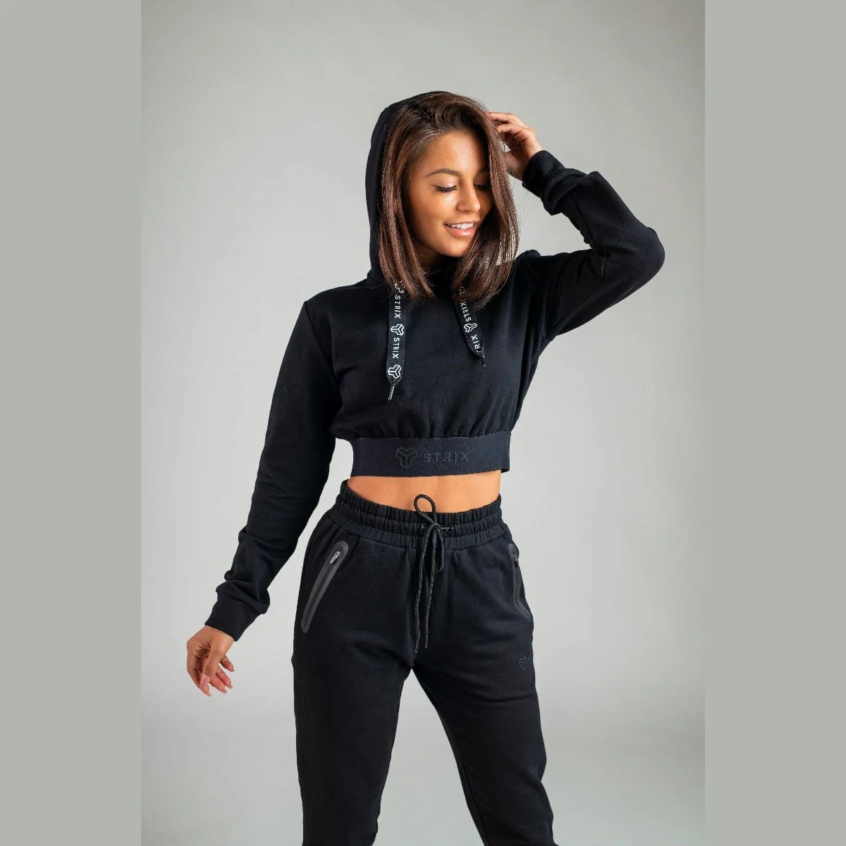 STRIX Dámská mikina Essential Cropped Hoodie black - Velikost: XS | Barva: Čierna | Hmotnost: 0,41 kg | Balení: 32 · záber 4