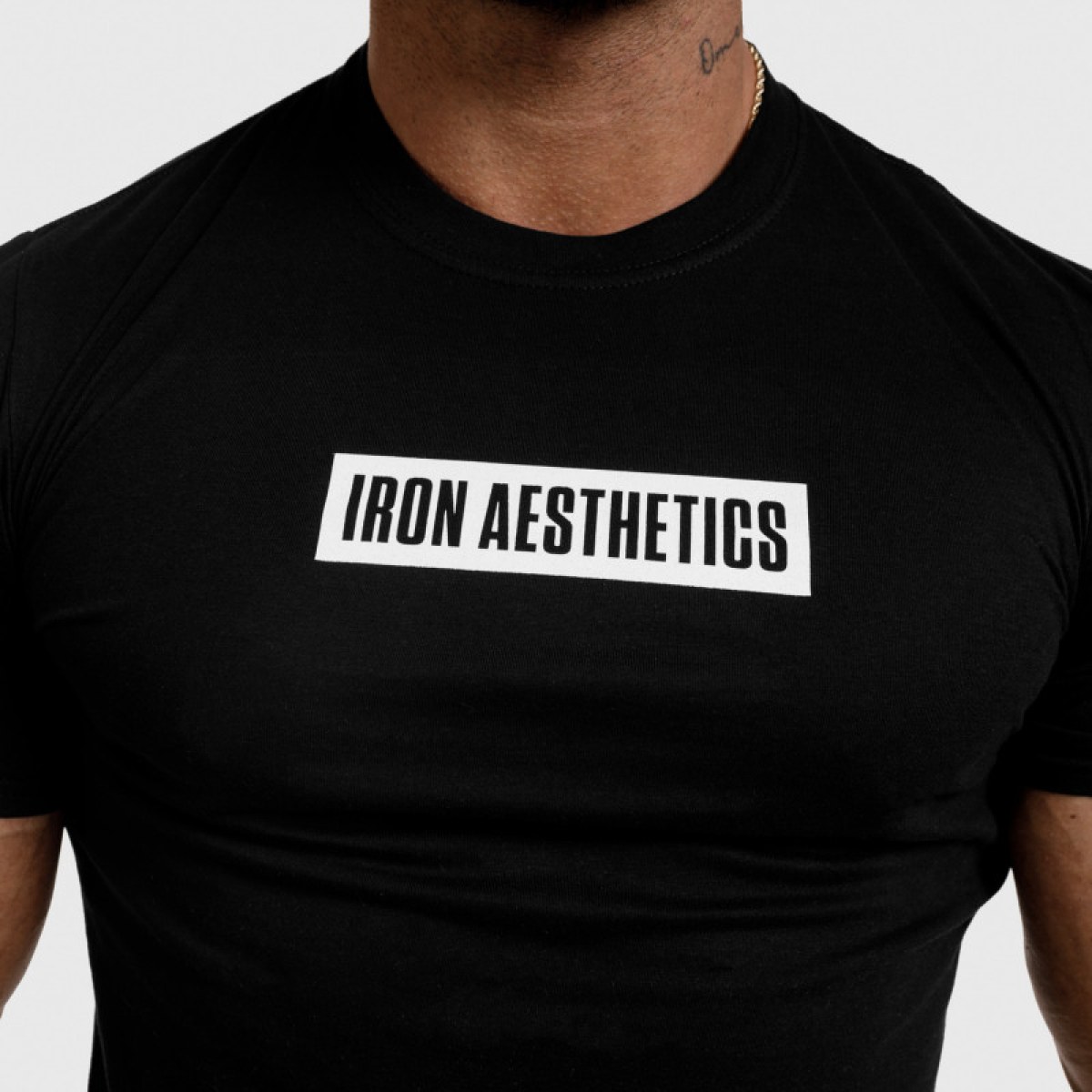Pánske fitness tričko Iron Aesthetics Boxed, čierne · záber 2