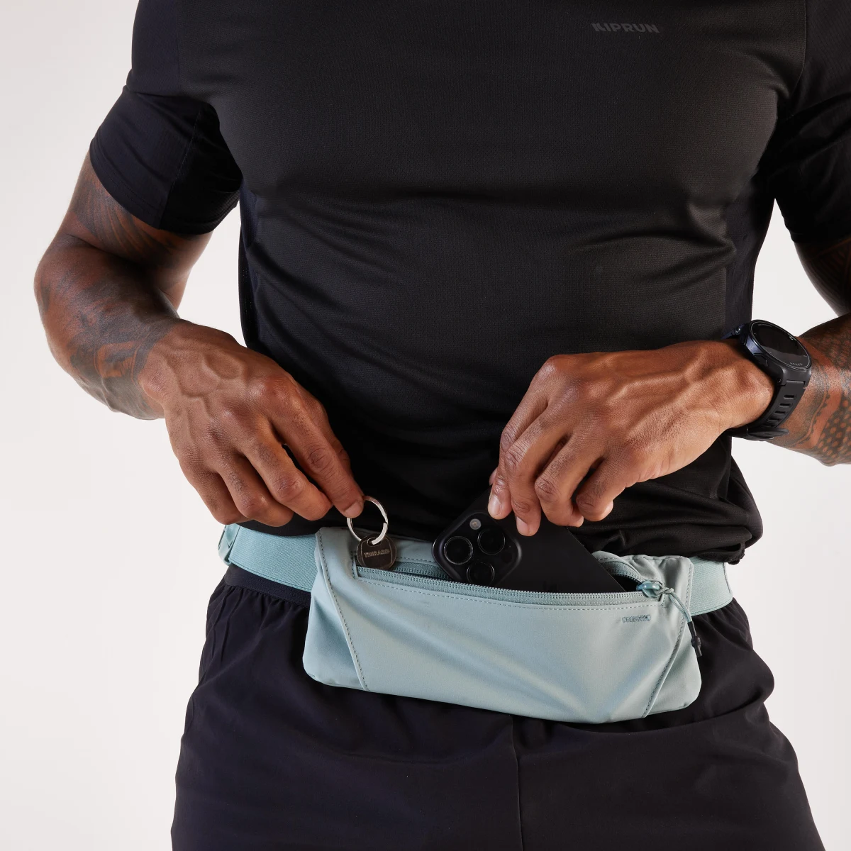 KIPRUN Unisex bežecký opasok na smartfón Basique 2 zelený bez · záber 1