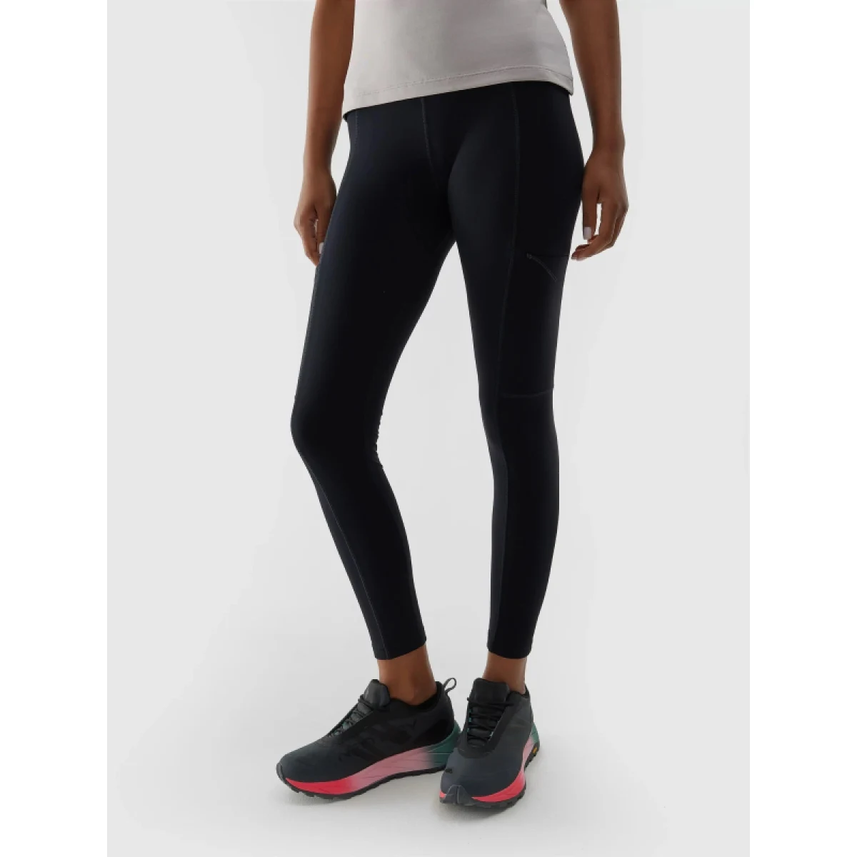 Dámské turistické zateplené legíny 4F TROUSERS FNK-AW23TFTRF404-20S-DEEP BLACK · záber 2