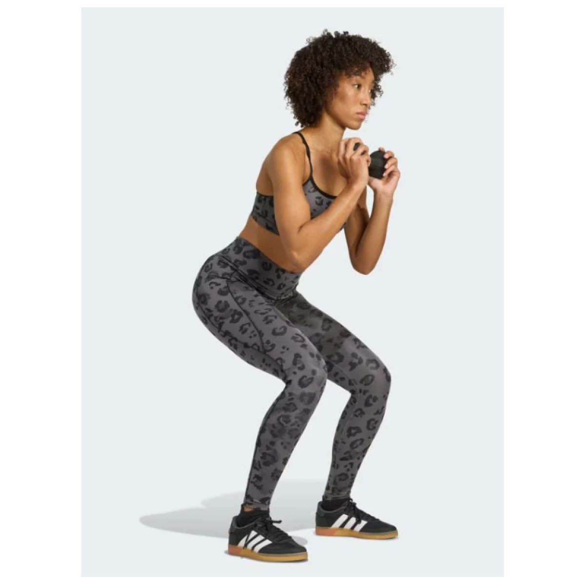Dámske legíny ADIDAS OPT ESS 1 1 AOP GREY FIVE PRINT · záber 4