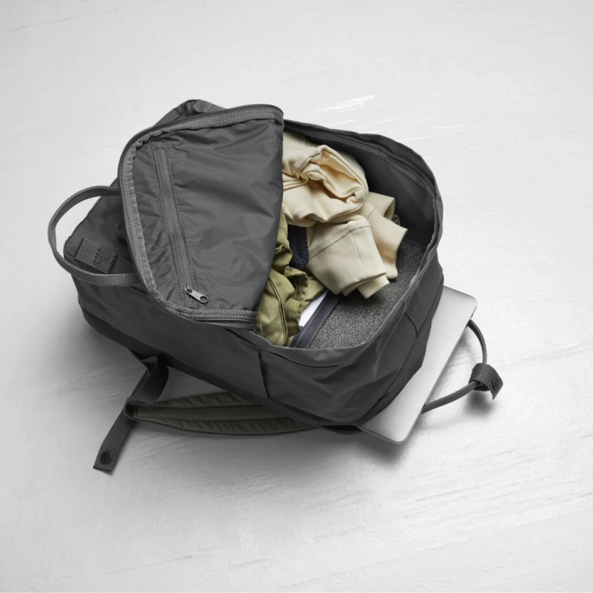 Batoh FJALLRAVEN Kanken Laptop 15 - super grey · záber 4
