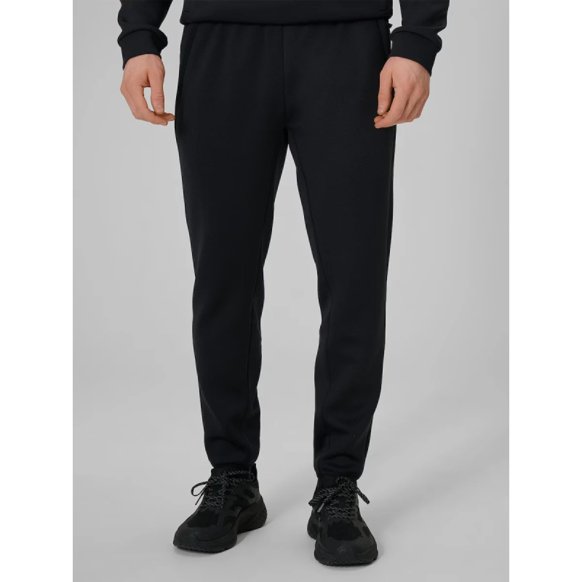 Pánske bežecké nohavice 4F TROUSERS FNK M1033-20S-DEEP BLACK · záber 2