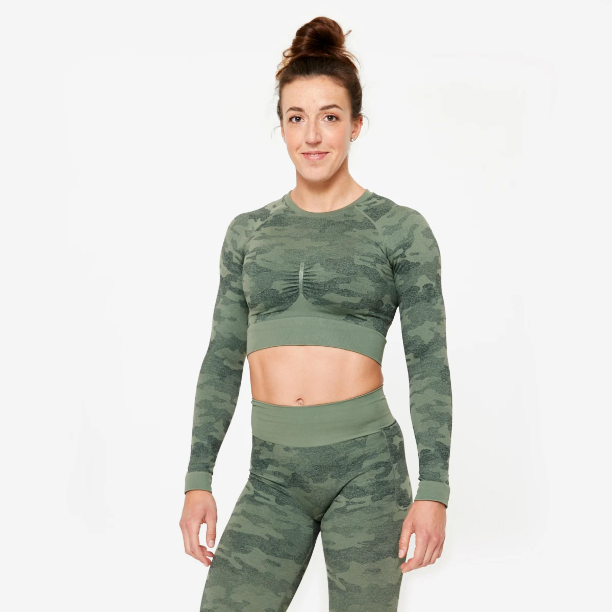 DOMYOS Dámske crop top tričko s dlhými rukávmi zelené M · záber 1