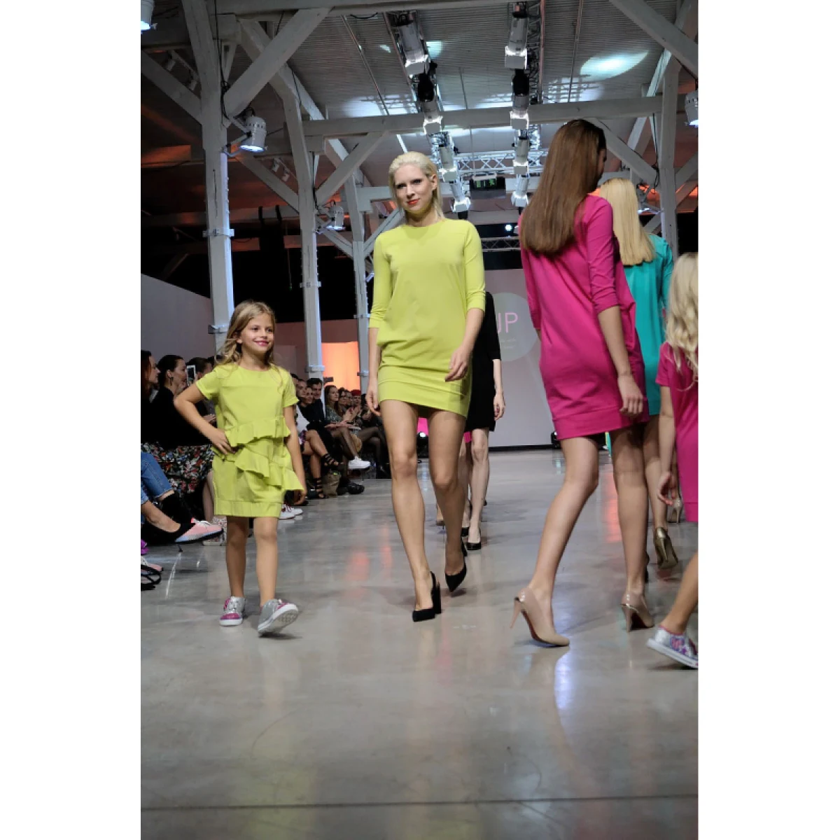 Dievčenské šaty JANA POLAK Frill girl limet · záber 5