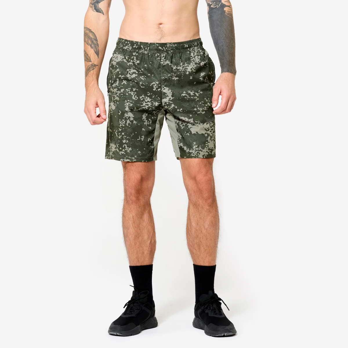 DOMYOS Pánske fitness šortky s vreckami na zips s potlačou kaki zelené M · záber 1