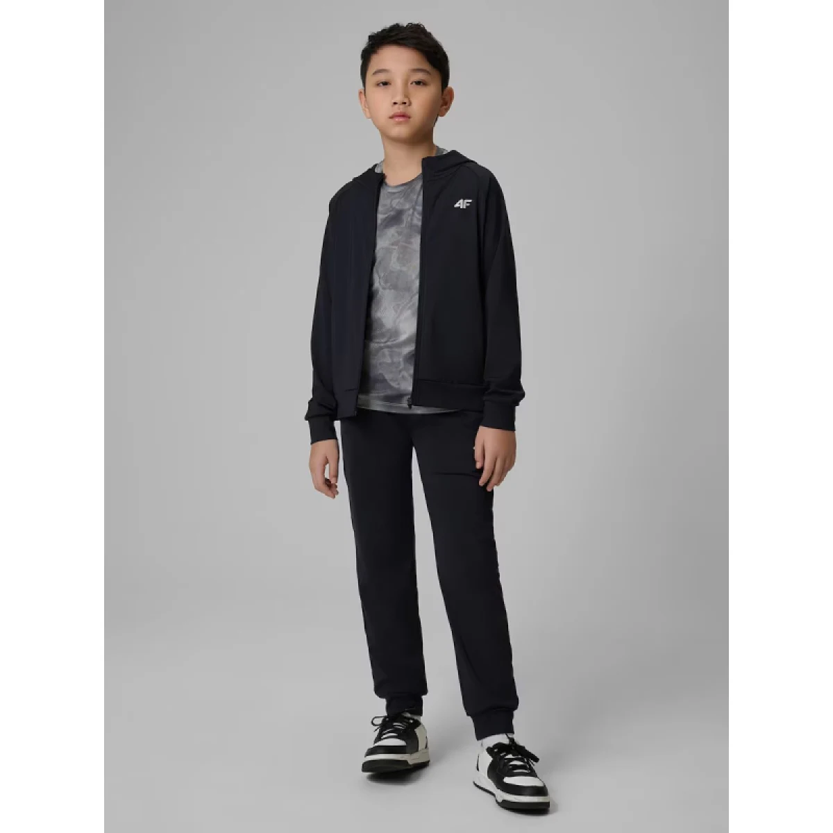 Chlapčenská tréningová mikina so zipsom 4F JUNIOR SWEATSHIRT FNK M690-20S-DEEP BLACK · záber 5