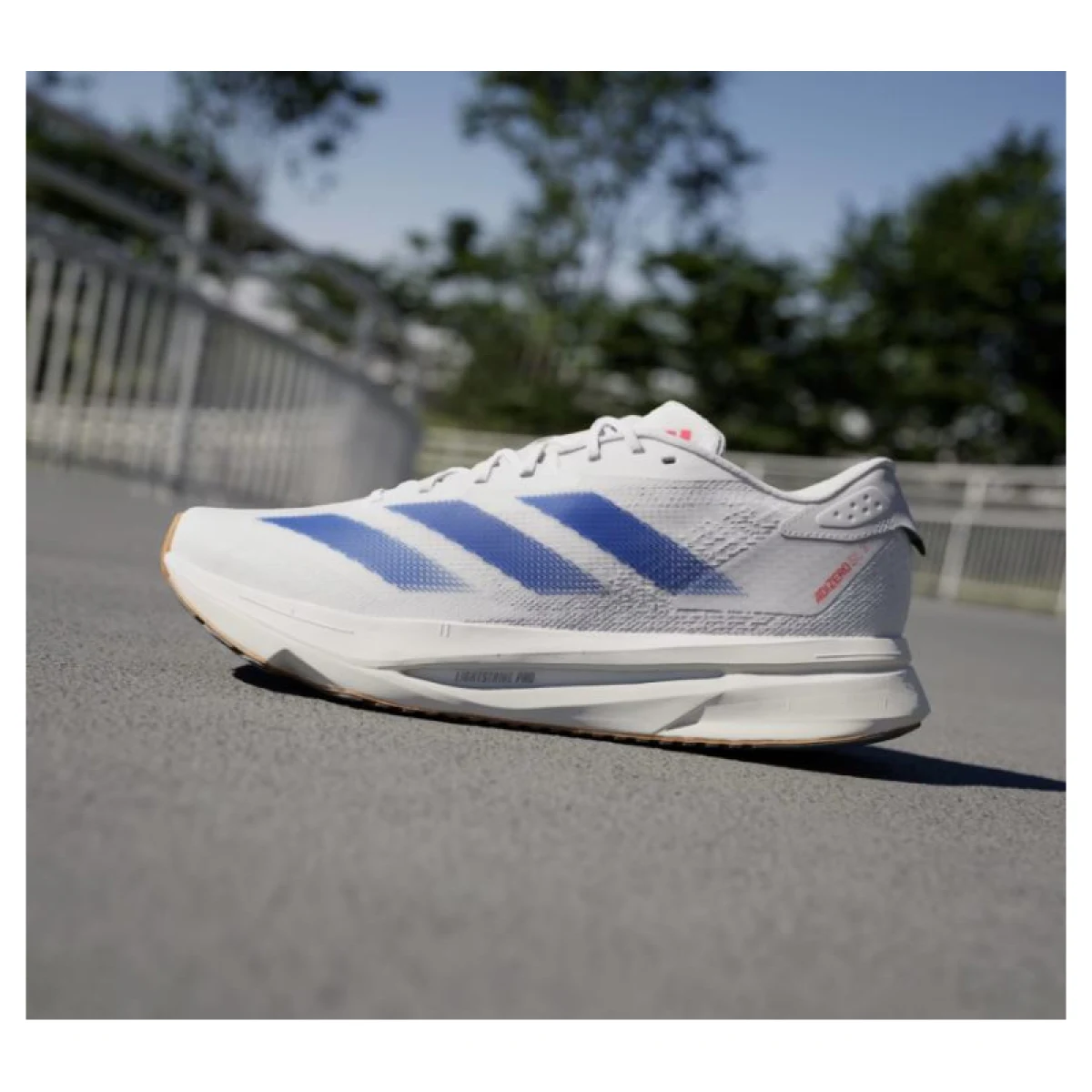 Pánská běžecká obuv ADIDAS Adizero SL2 M cloud white royal blue pure ruby · záber 3