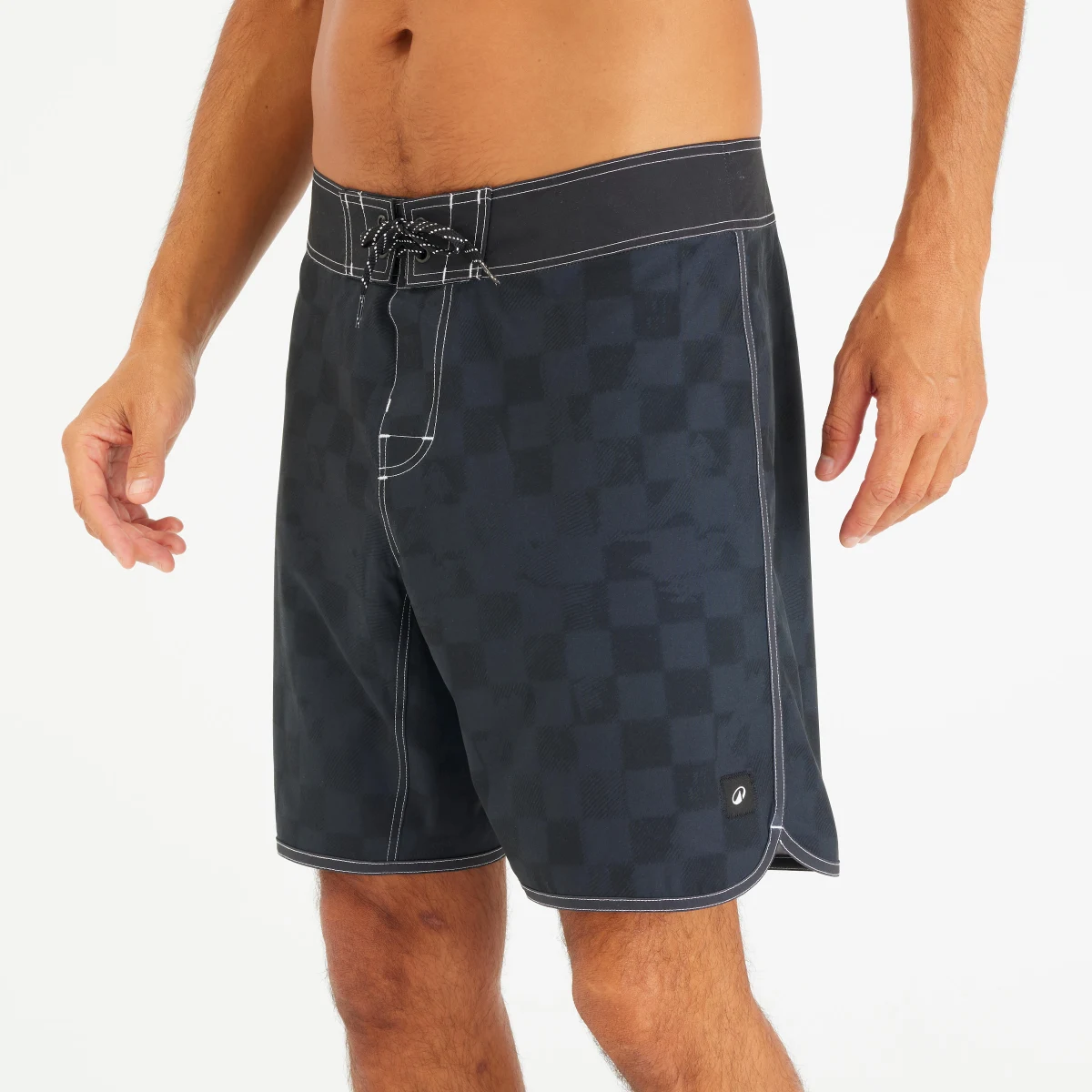 DECATHLON Pánske boardové šortky 500 Checky stredne dlhé 18" čierne S · záber 1