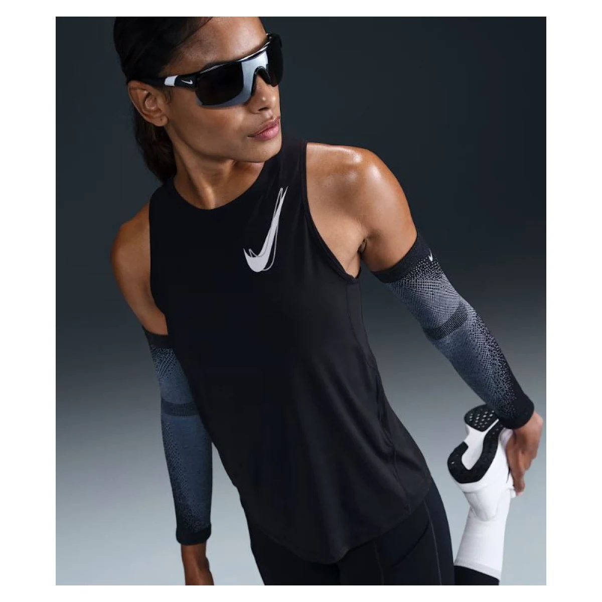 Dámské běžecké tílko NIKE W NK ONE SWSH HBR DF TANK · záber 3