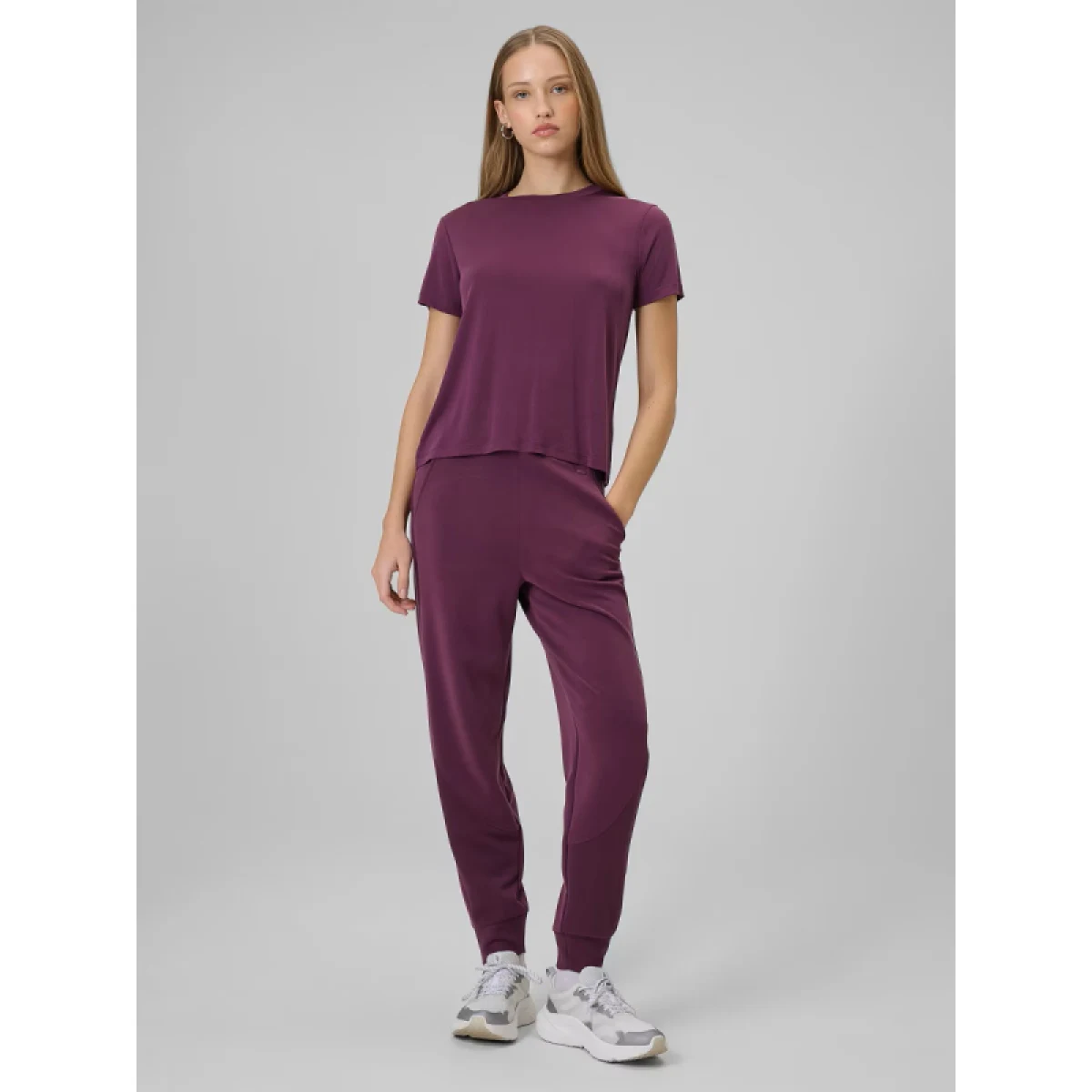 Dámske tepláky 4F TROUSERS CAS F1410-60S-BURGUNDY · záber 4