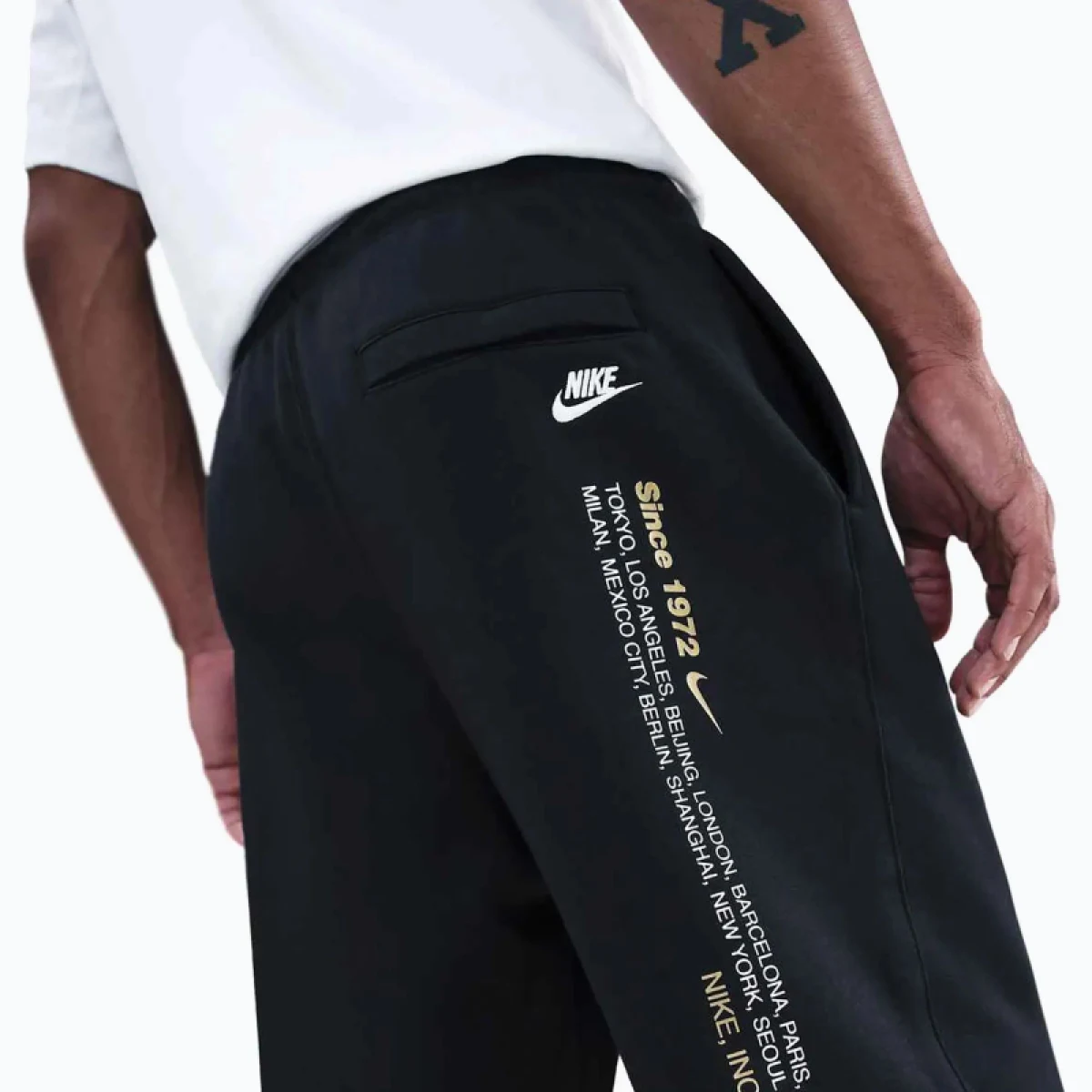 Pánske tepláky NIKE M NK CLUB BNGEE PNT SWSH SPRT BLACK METALLIC GOLD · záber 5
