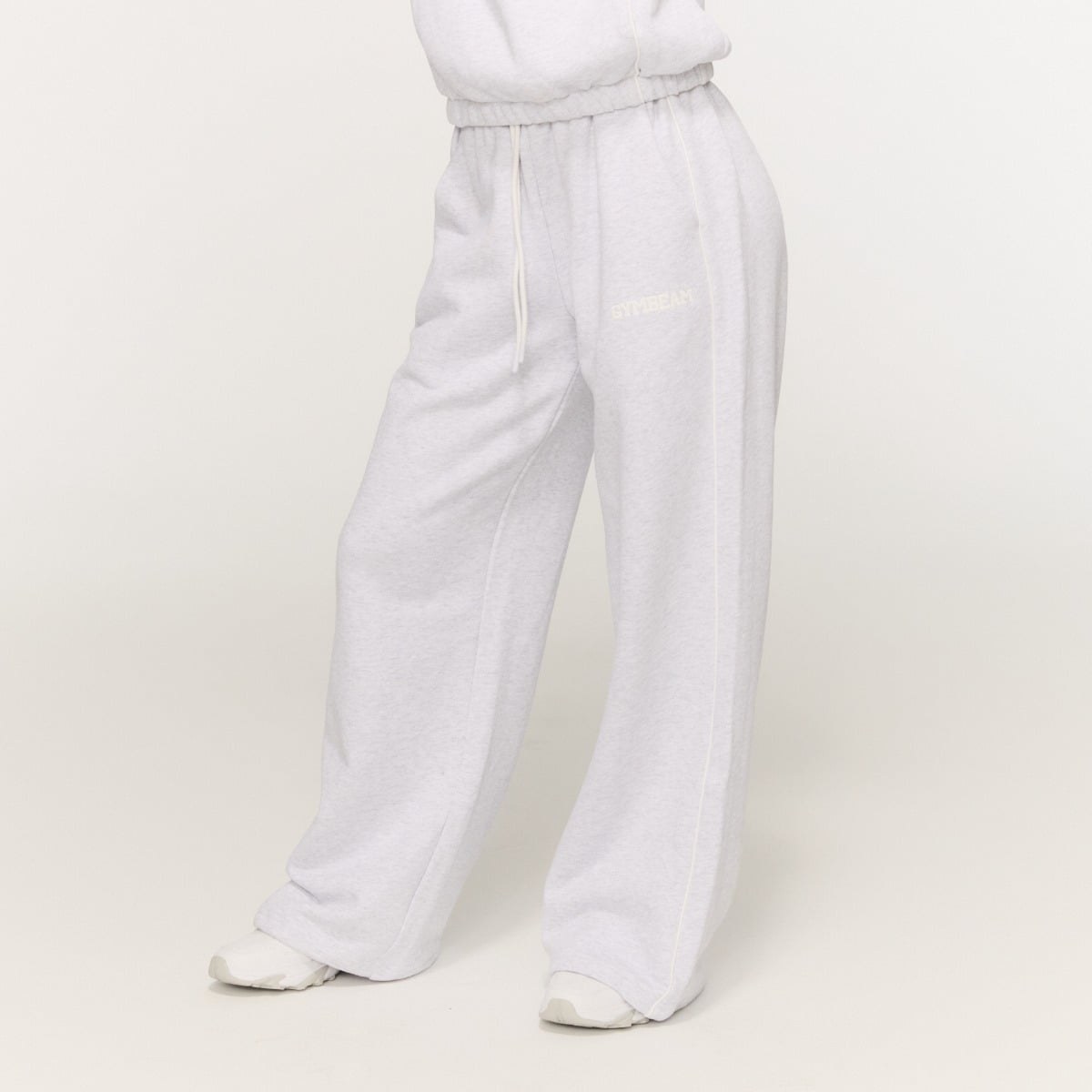 GymBeam Women‘s Varsity Sweatpants Grey - Méret: L | Szín: Szürke | Tömeg: 0,9274 g | Csomag: 15 · záber 1