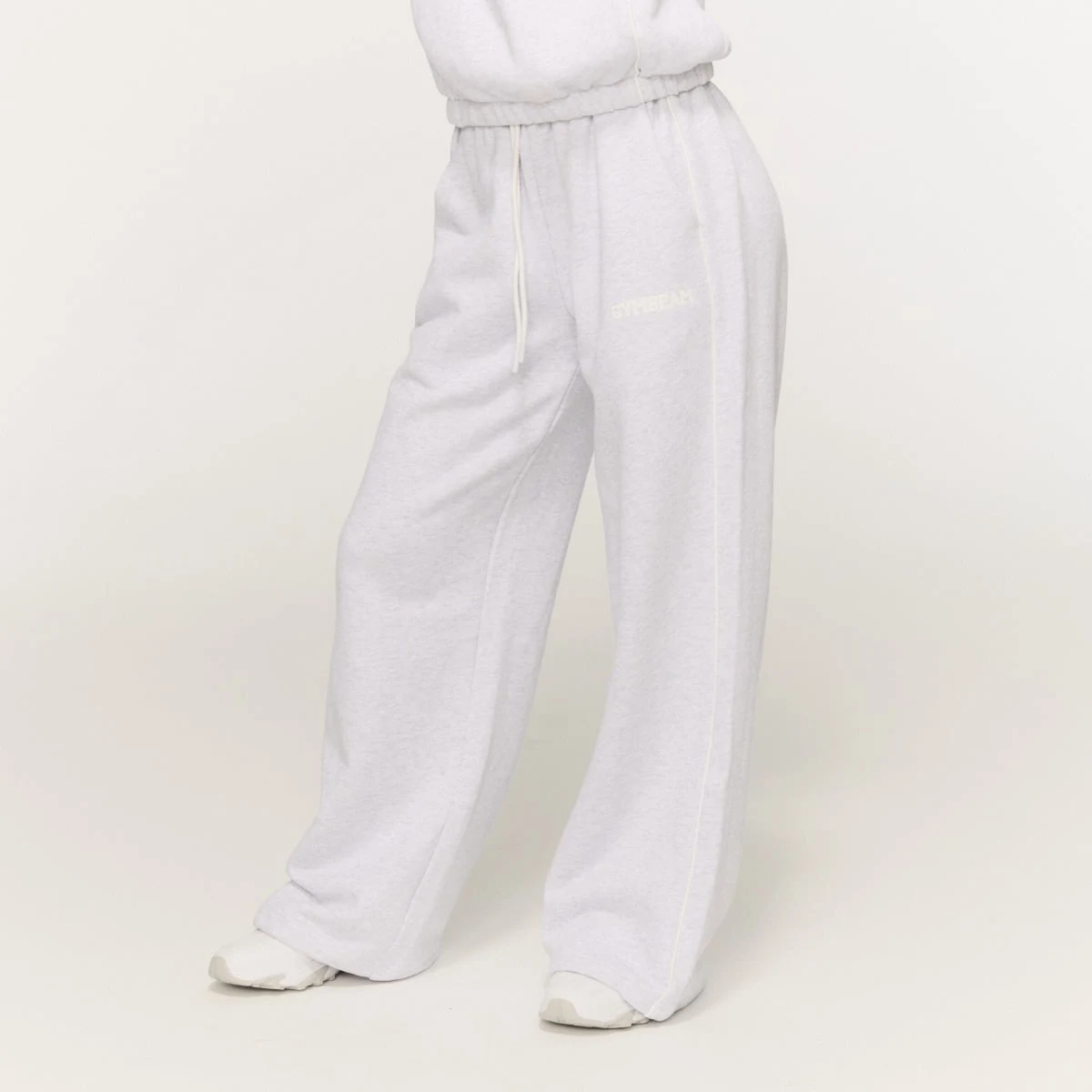 GymBeam Women‘s Varsity Sweatpants Grey - Veličina: L | Boja: Sivá | Težina: 0,9274 g | Pakiranje: 15 · záber 1