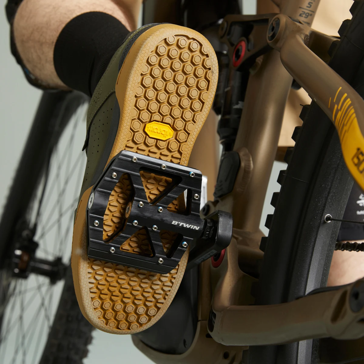 ROCKRIDER Ploché hliníkové pedále na MTB 900 čierne . · záber 2