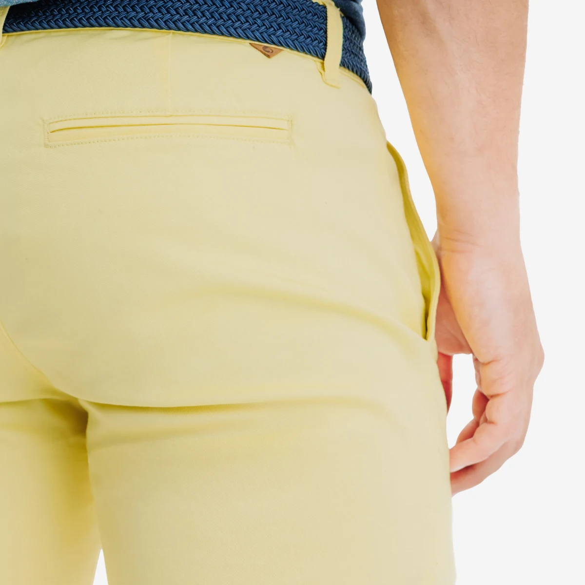 INESIS Pánske golfové chino šortky MW500 bavlnené žlté L · záber 2