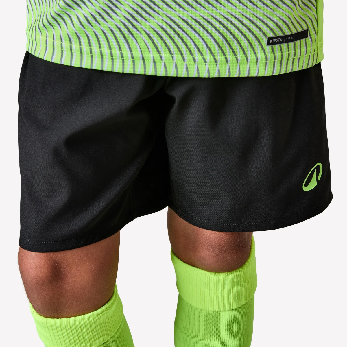 KIPSTA Detské futbalové šortky Viralto Wavy čierne žltý pásik 14-15 r (161-172 cm) · záber 1