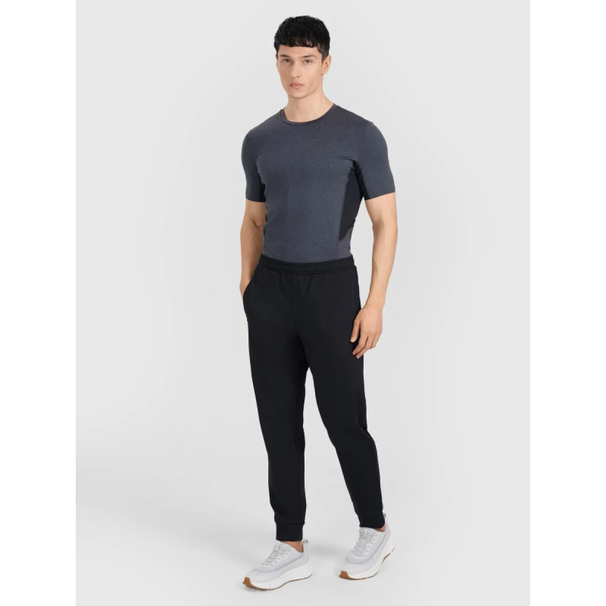 Pánské tréninkové kalhoty 4F TROUSERS FNK M1067-WMM00TFTRM1067-20S-DEEP BLACK · záber 3