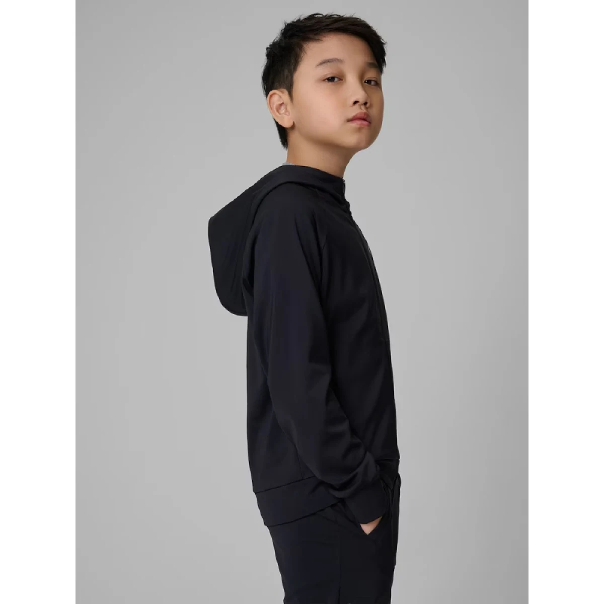 Chlapčenská tréningová mikina so zipsom 4F JUNIOR SWEATSHIRT FNK M690-20S-DEEP BLACK · záber 3
