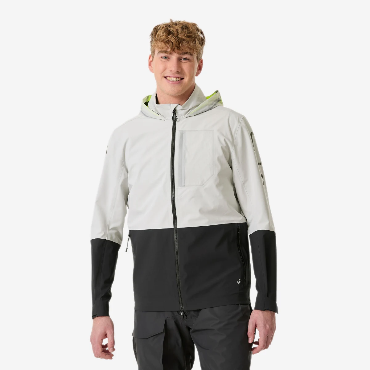 DECATHLON Pánska nepremokavá bunda Sailing 900 Light na jachting a do dažďa svetlosivá M · záber 1