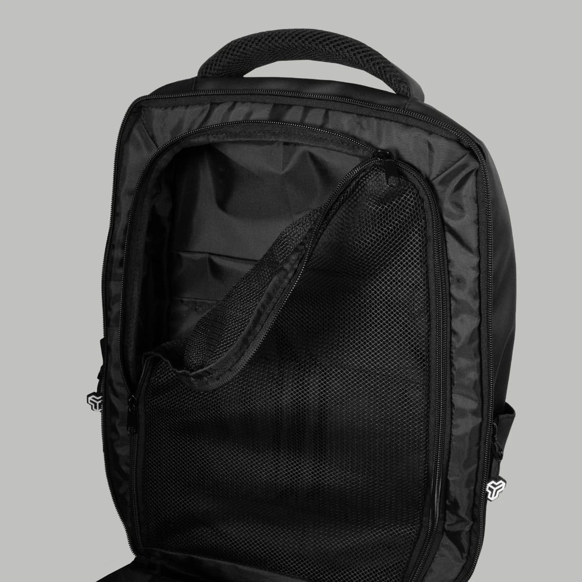 STRIX ALPHA Backpack Black · záber 3