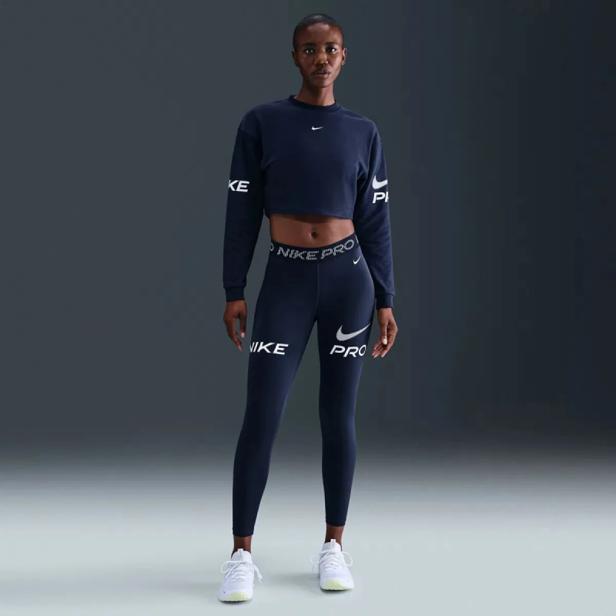 Dámska mikina NIKE PRO W NP DF FLC CREW TT GRX MIDNIGHT NAVY FOOTBALLGREY WHITE · záber 5