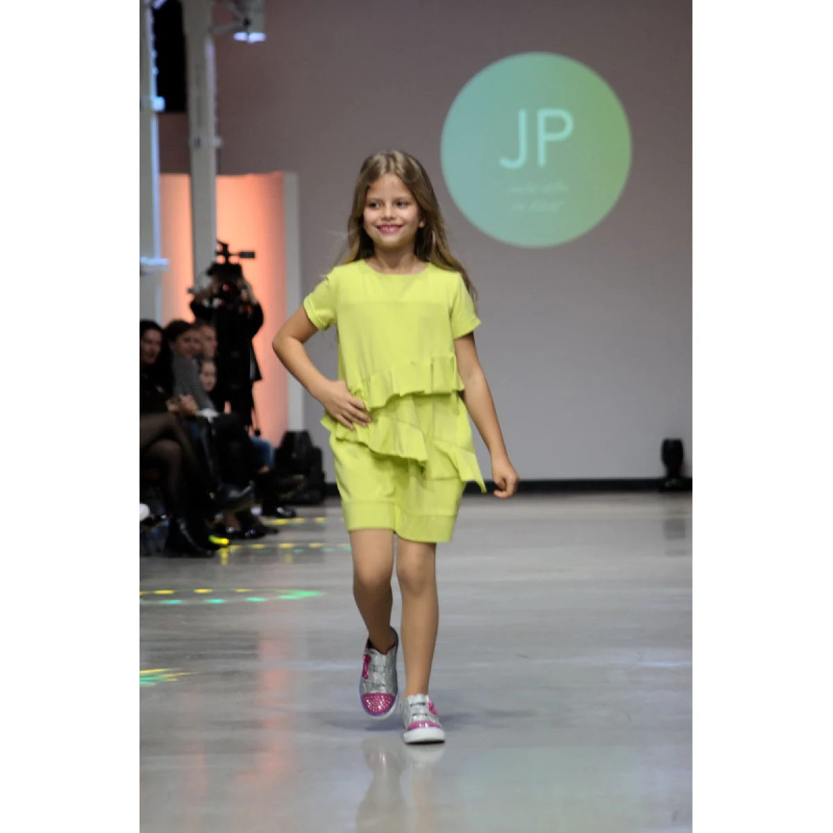 Dievčenské šaty JANA POLAK Frill girl limet · záber 3